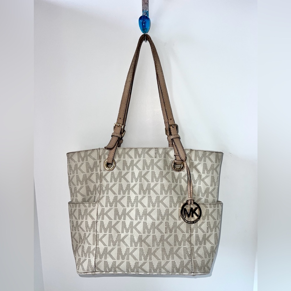 Michael Kors Jet Set Signature Logo
Gold Accents Leather‎ Tote Purse